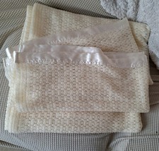 Markenlose Vintage Creme Zelldecke mit Seidenoptik Besatz.