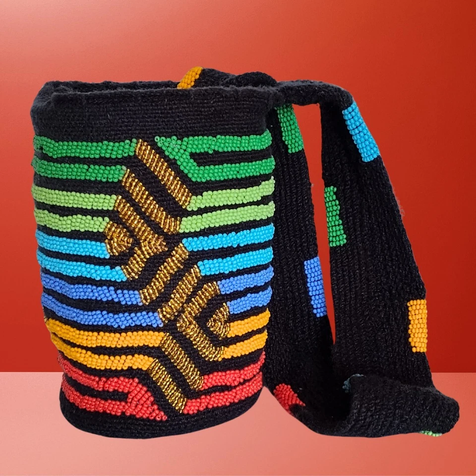 Bolso Arhuaca Mochila Tamaño Mediano Hecho a Mano Decorado con Canutillos Foto 2 de 4