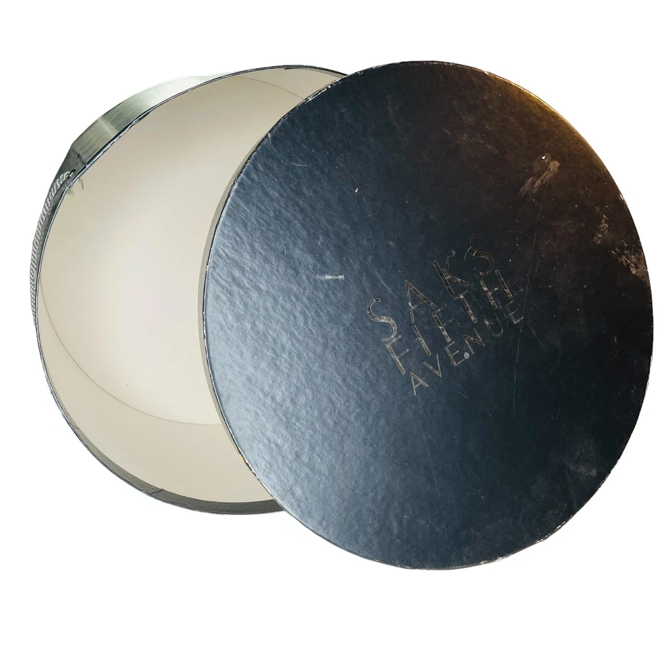 De colección Saks Fifth Avenue Sombrero Caja 16” Clásico Redondo Negro Plata Sombrero Caja Moda Foto 2 de 4