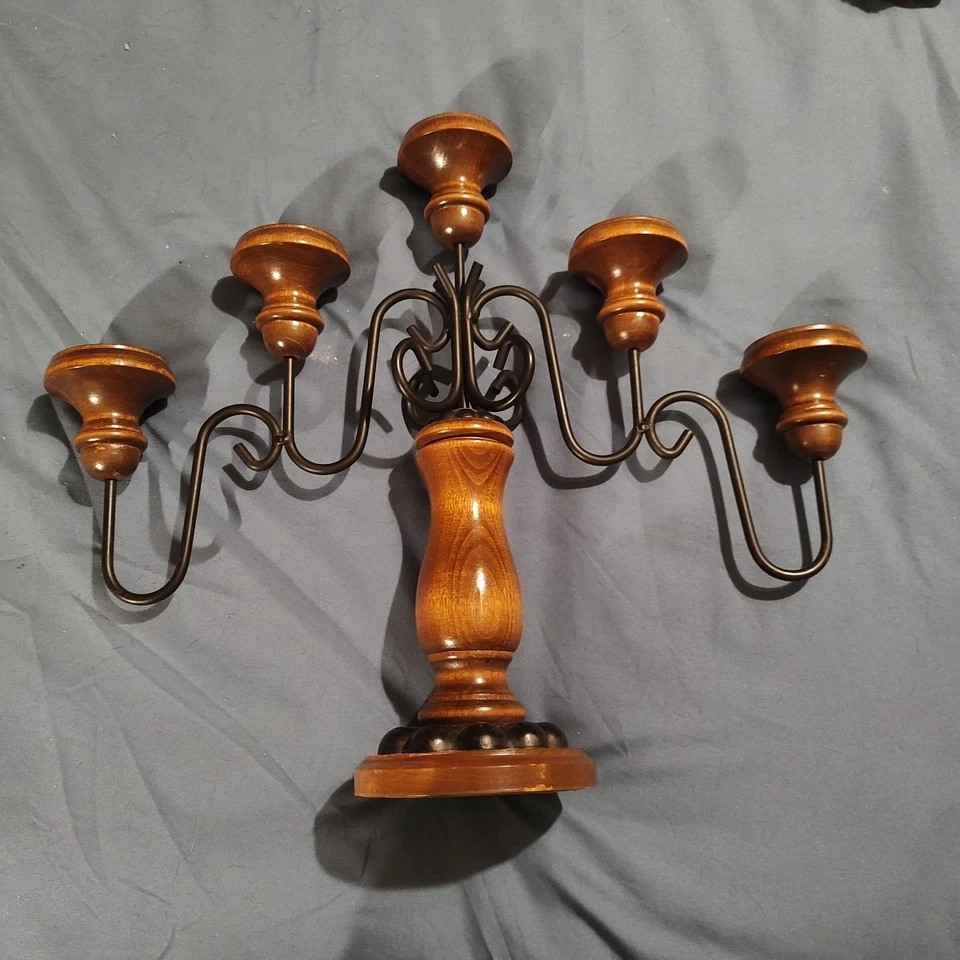 Candelabro cónico vintage de hierro forjado y madera de 5 brazos usado en excelente estado  Foto 2 de 4