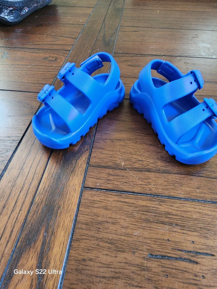 Sandalias de agua con hebilla ajustable para niños pequeños talla 5 nuevas  Foto 3 de 4