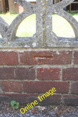 Foto 6x4 Benchmark an der Wand von #8 Cintra Avenue Reading Ordnance Survey c c2014