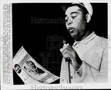 1965 Press Photo Boxer Joe Louis practices for cabaret debut in Newcastle.