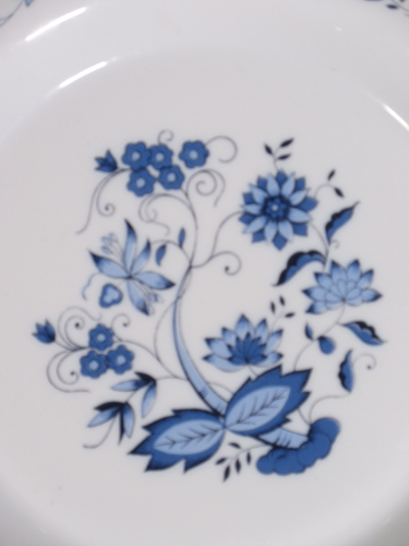Arcopal Milk Glass Large 26cm Dinner Plates + bowls White Blue Onion Floral - Picture 4 of 5