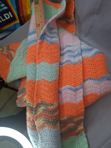 Manta vintage hecha a mano de ganchillo afgana para bebé en zig zag naranja pastel - Imagen 9 de 15