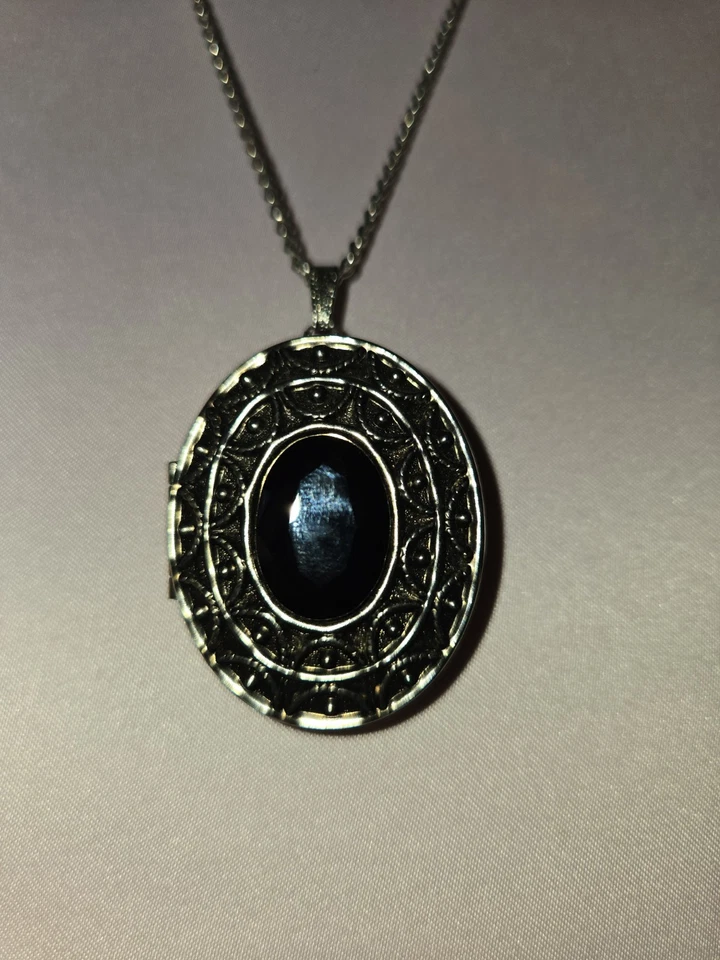 Broche medallón vintage Avon tono plata collar cristal negro cadena 26" Foto 2 de 4