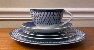 WILLIAMS SONOMA REGAL 5-PIECE DINNERWARE SET IN BLUE AND WHITE