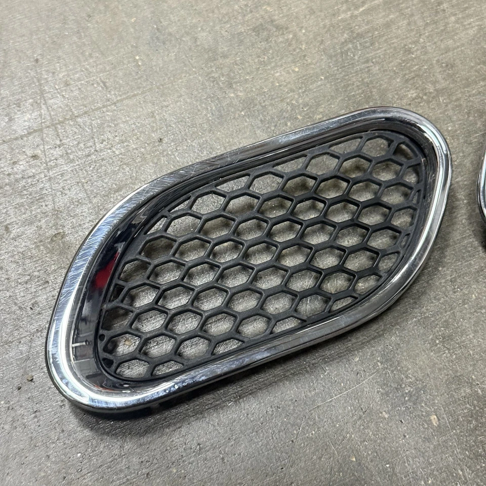 2003-2013 Maserati Quattroporte M139 Right Side Fender Grill Grille Vent Set OEM - Image 2 of 4