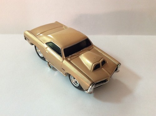 MUSCLE MACHINES 1966 PONTIAC GTO - 1/64 DIECAST 66 GTO - Picture 4 of 4