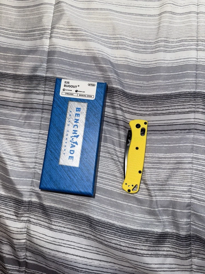 Mango amarillo Benchmade Bugout 535 CPM-S30V Foto 2 de 2