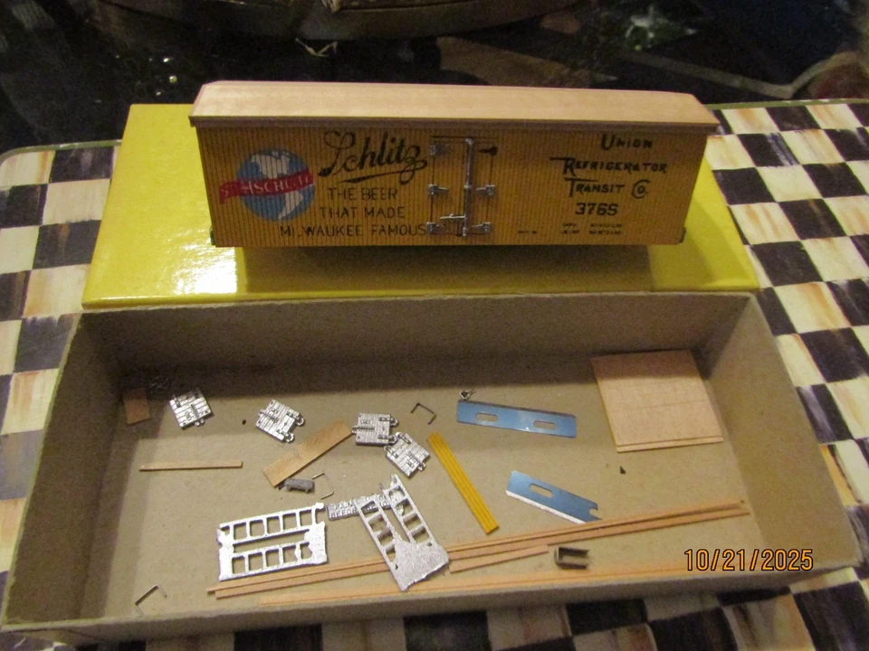 Vintage Main Line HO Private Owner Reefer Schlitz Beer URT 3765 Wood Metal Kit - Image 3 of 4