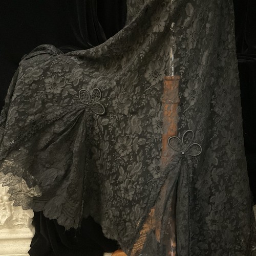 SOVRAGONNA VINTAGE 1890 IN PIZZO CHANTILLY. TOP CON PERLINE. CHOCKER. BELLISSIMO DETTAGLIO. - Foto 6 di 17