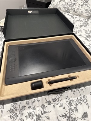 intuos 5 touch Wacom Large editing tablet w/ Stylus, Holder,Nibs, Install Disc