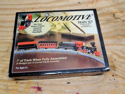 Feldstein-Desktop-Die cast-Locomotive Train Set w/Working Headlights-HO Nos. E96