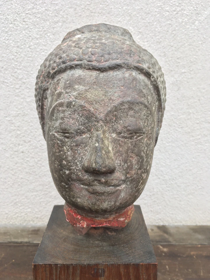 16th century Thai Carved Sandstone Buddha Head with a Beautiful aged Patina - Image 2 of 4