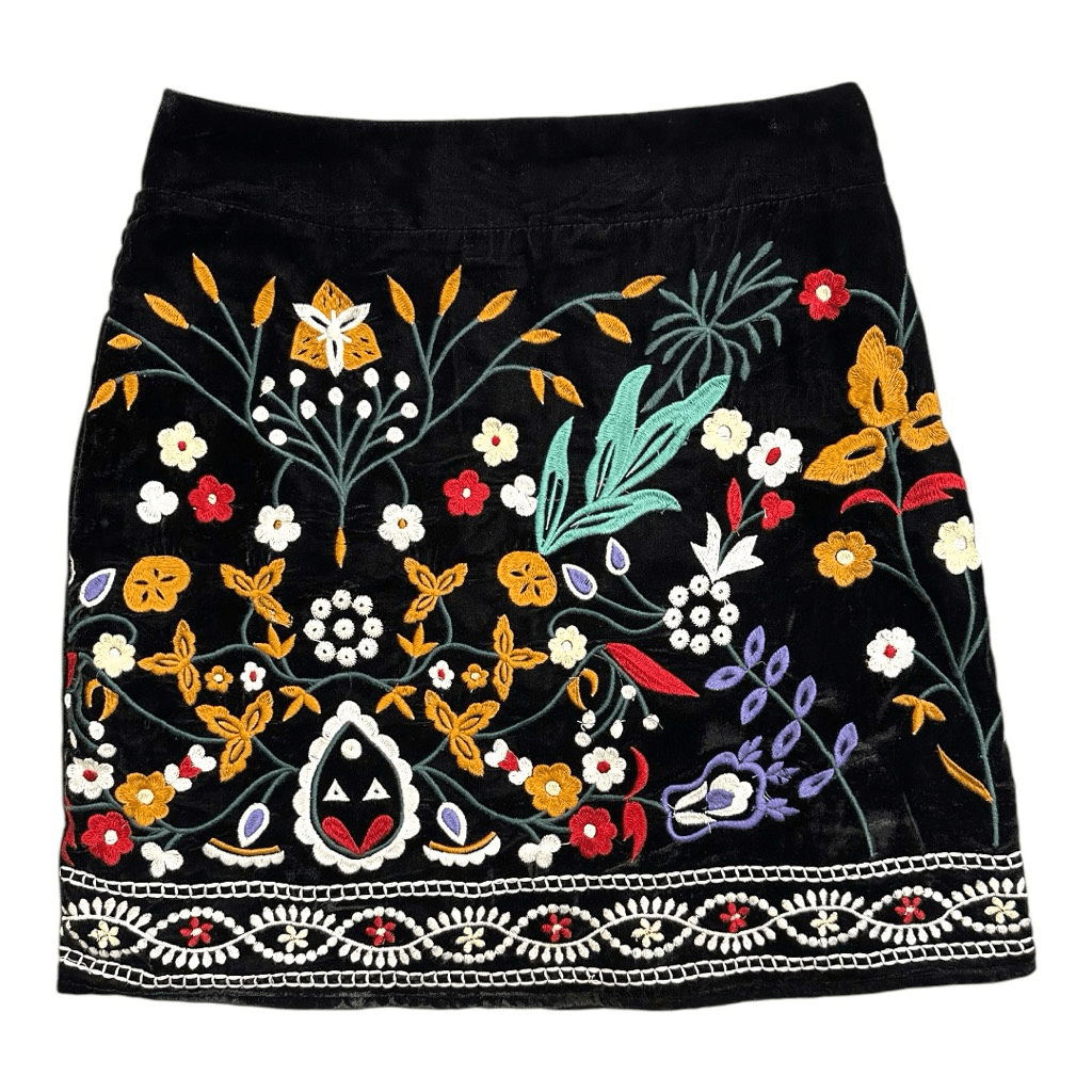 Size S (Junior) Romeo + Juliet Couture Embroidered Mini Skirt in Black