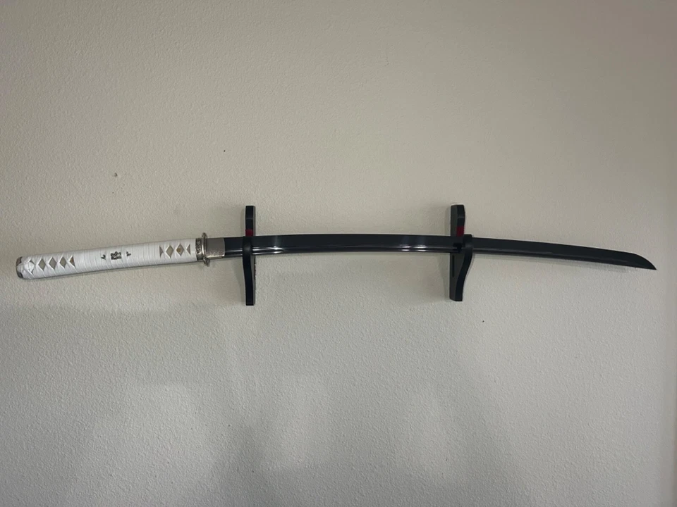 Katana blanca japonesa hecha a mano con detalles plateados y hoja negra afilada Foto 3 de 4