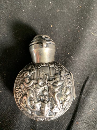 Repousse Sterling Silver perfume case Hallmark with glass perfume bottle inside - Picture 10 of 12