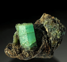 Cristal esmeralda con gemelo di-hexagonal, nivel 60mm / x: 18x20x30mm