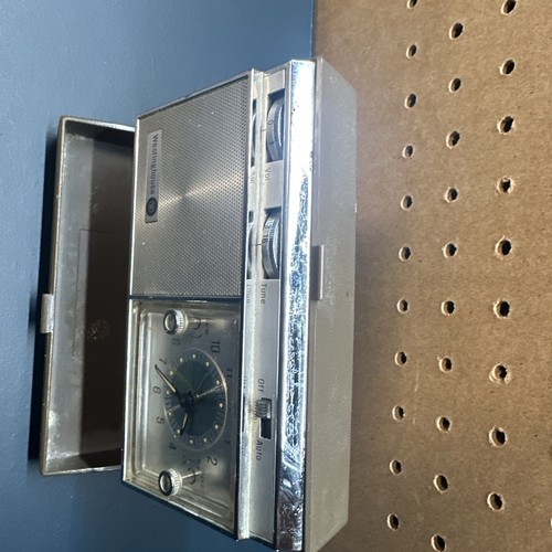 Westinghouse Travel Clock Radio and Alarm Clock No Key To Wind - Picture 3 of 16