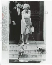 1973 Press Photo Pat Nixon escorted from Bethesda Naval Hospital by their pets