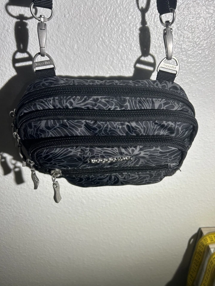 Bolsa de transporte Baggallini gris/negro/blanco Chevron nailon resistente al agua usada una vez Foto 3 de 4