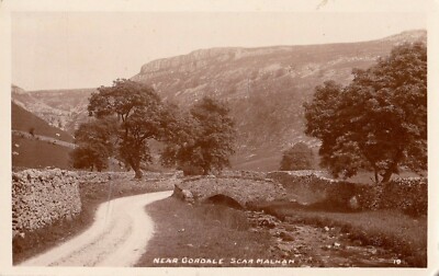 MALHAM, YORKSHIRE - ANSICHT IN DER NÄHE VON GORSDALE NARBE S/W POSTKARTE 