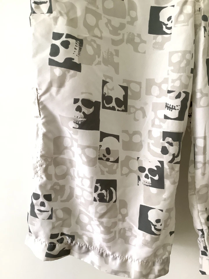 Pantalones cortos de natación UNIONBAY (Talla 16) blancos con estampado de cabeza de calavera para niños Foto 3 de 4