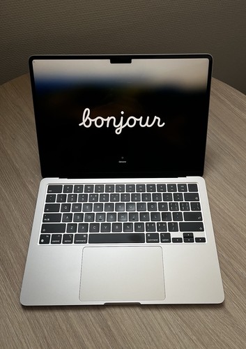 APPLE MacBook Air 13" 2022 - M2 - 8Go RAM - 256Go Starlight - QWERTY