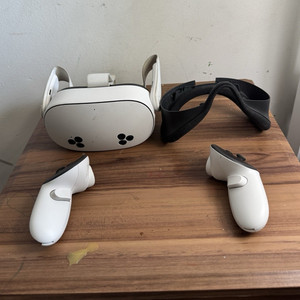 Used Meta Quest 2 Standalone VR Headset w/ Touch Controllers 120Hz 96° White