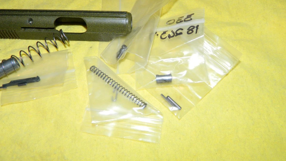 Modelo Sterling 302, .Pistola, DIAPOSITIVA, BARRIL, MUELLE DE RETROCESO, EXTRACTOR Foto 2 de 3