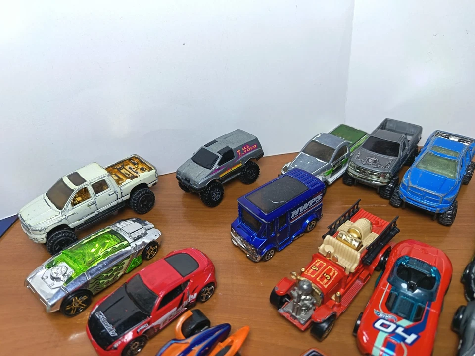 2 LOTTO  39 HOT WHEELS JEEP CAMION PICKUP VARIE SERIE IDEALI PER MERCATINO - Immagine 2 di 4