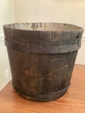 Antiguo cubo de savia de madera antiguo oscuro primitivo Nueva Inglaterra