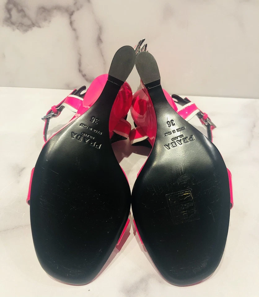 Sandalias de tacón PRADA rosa charol llama para mujer con correa al tobillo Foto 4 de 4