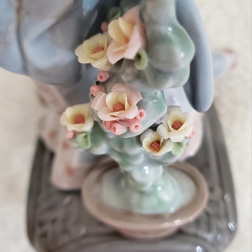 Vintage Lladro 1449 Mayumi Japanese Girl Tending to Flowers Vintage Lladro 1449 Mayumi Japanese Girl Tending to Flowers