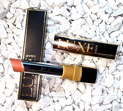 Avon LUXE Serum Lippenstift Farbe Rejuvenating Nude für volle Kuss Lippen Top  