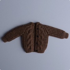 Kabelgestrickte Puppenstrickjacke 1/12 Ma&szlig;stab lang&auml;rmelige Knopf-Strickjacke