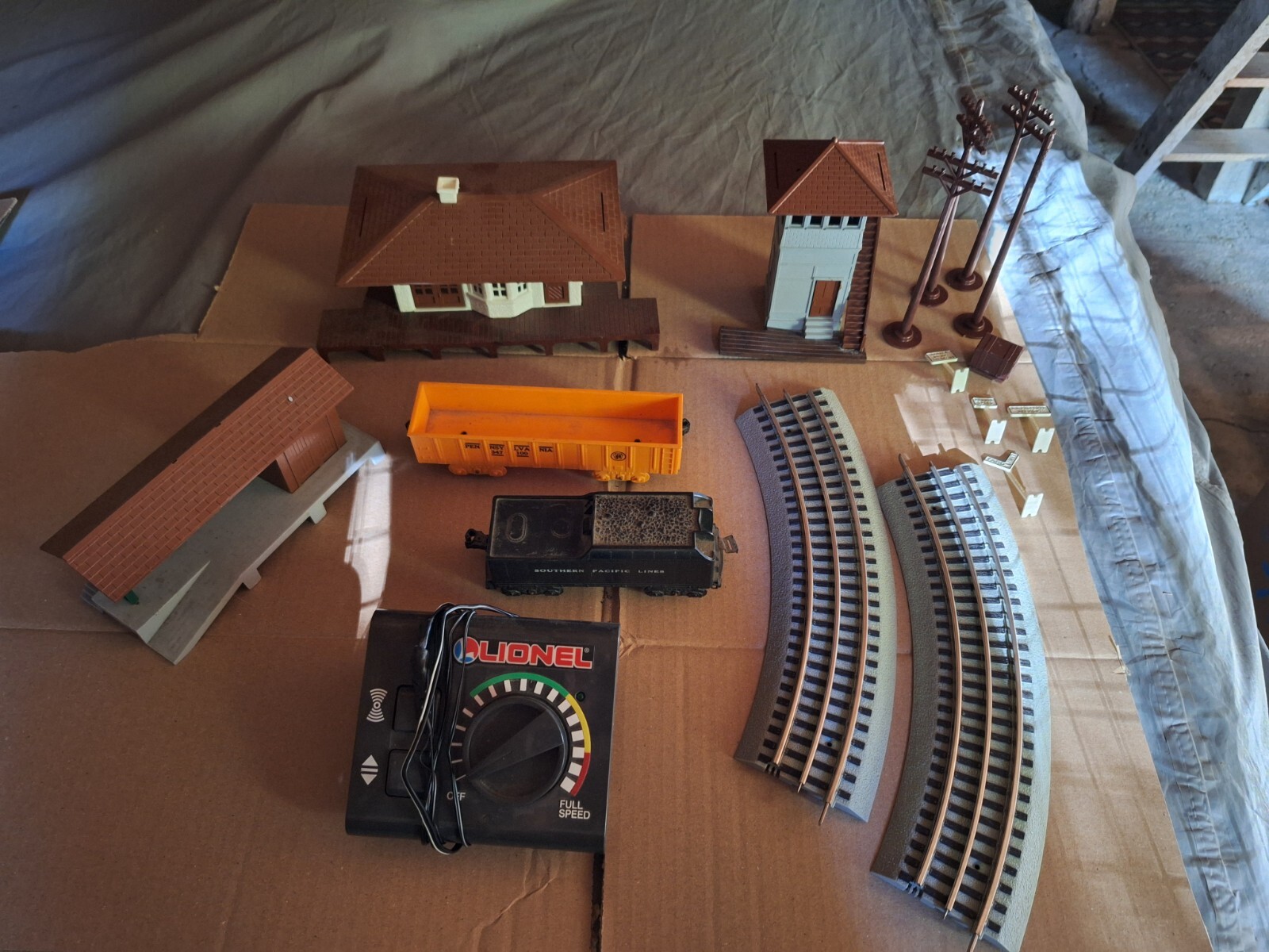 Old Vintage Antique Lionel O-scale Building, Fast Track, Cars Lot