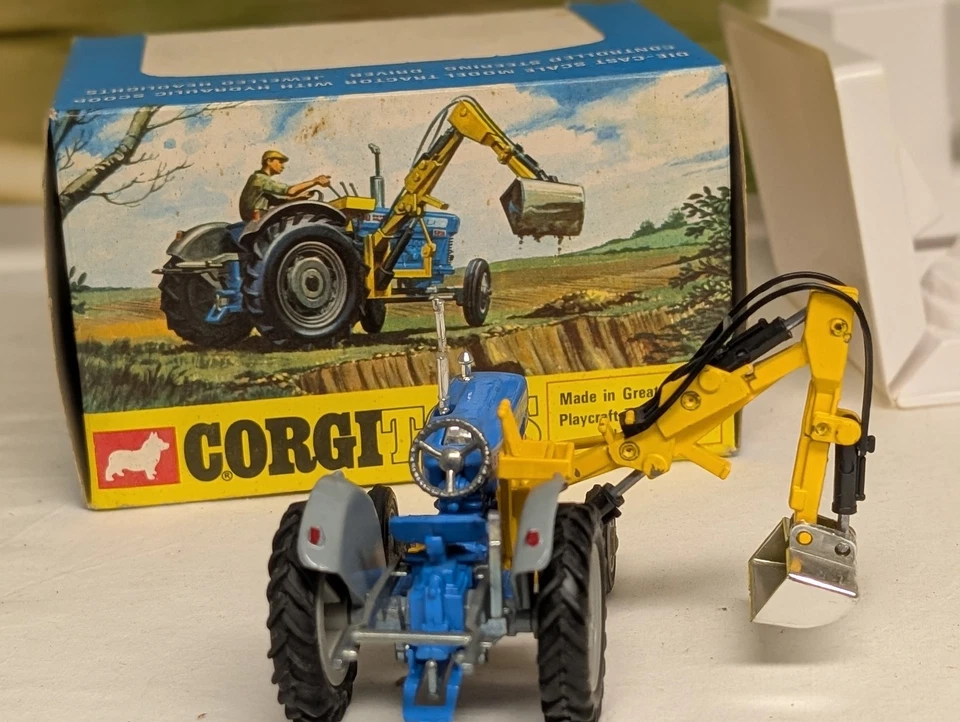 Corgi Toys 74 Ford 5000 Tractor with Hydraulic Scoop Vintage Original Modelcar - Bild 3 von 4