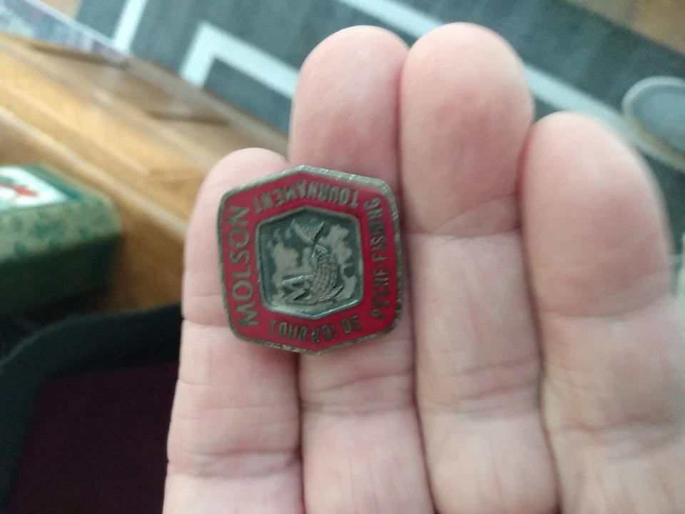 Insignia prendedor de premio torneo de pesca de cerveza Molson 1964 de colección Foto 3 de 4