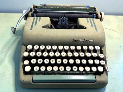 Smith-Corona Silent-Super Typewriter   Pea Green 1950s Portable w/Case   Tested