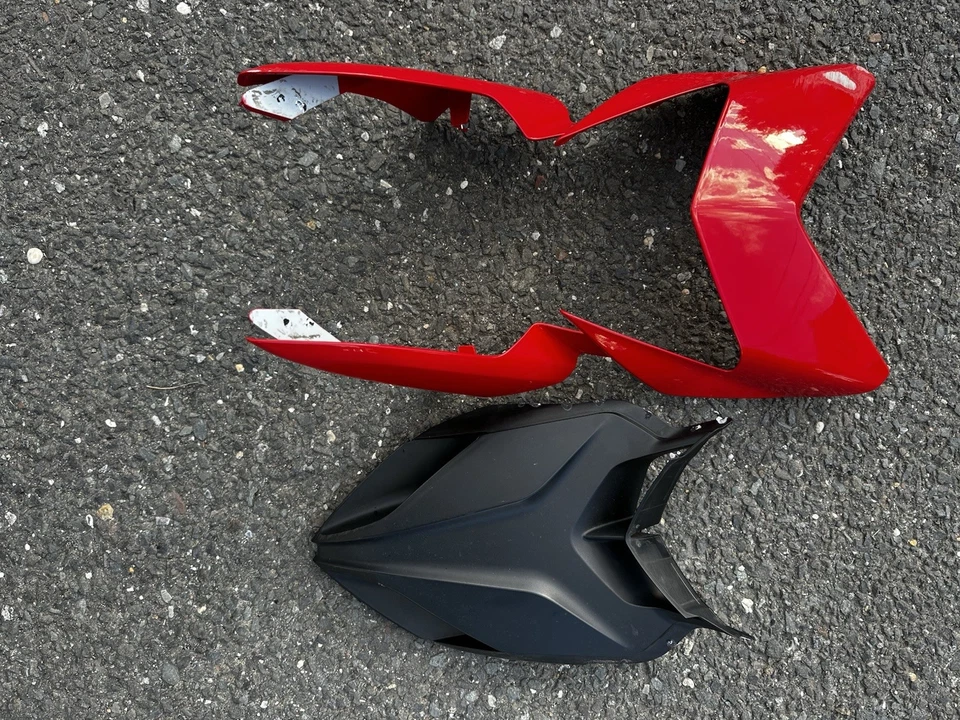 Carenado de faros delanteros Ducati Hypermotard 939 OEM rojo con moldura inferior negra OEM Foto 2 de 4