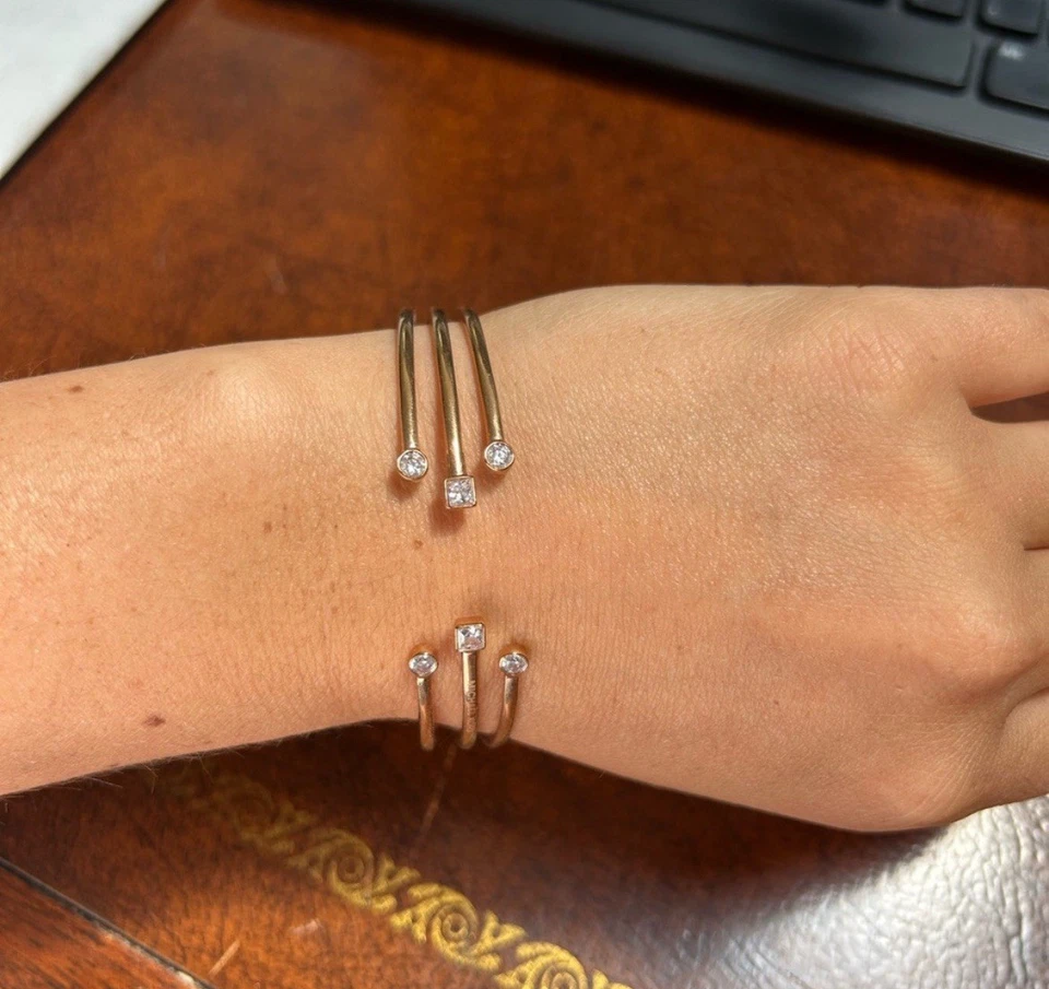 Elegante juego de brazaletes Michael Kors de oro rosa. Foto 2 de 2