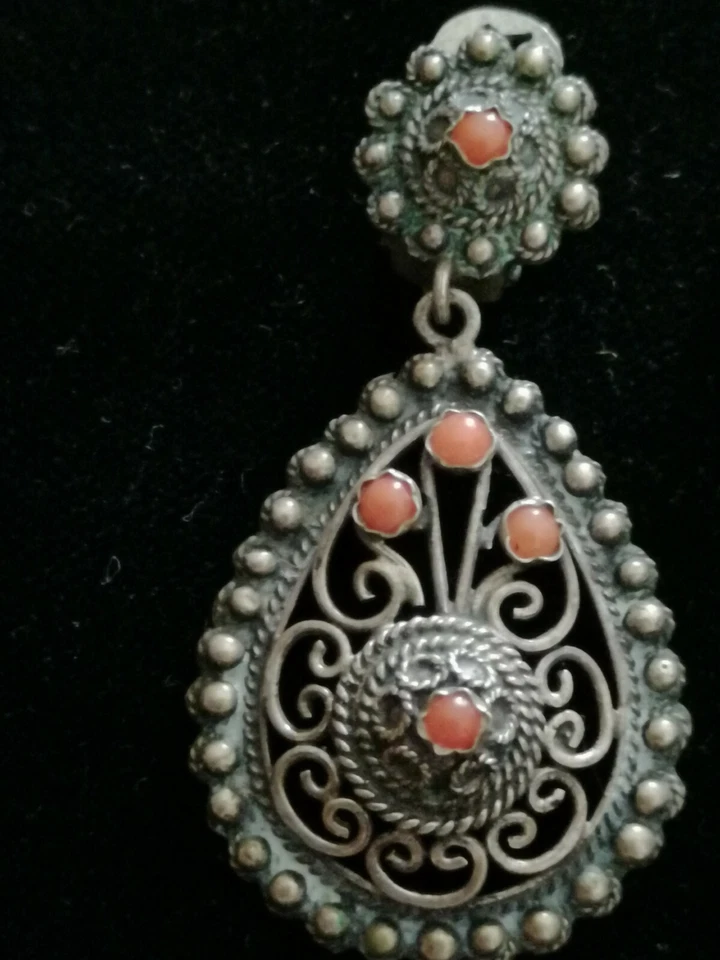 Antichi orecchini pendenti da donna in argento  800 e corallo degli anni 40-50 - Immagine 2 di 4