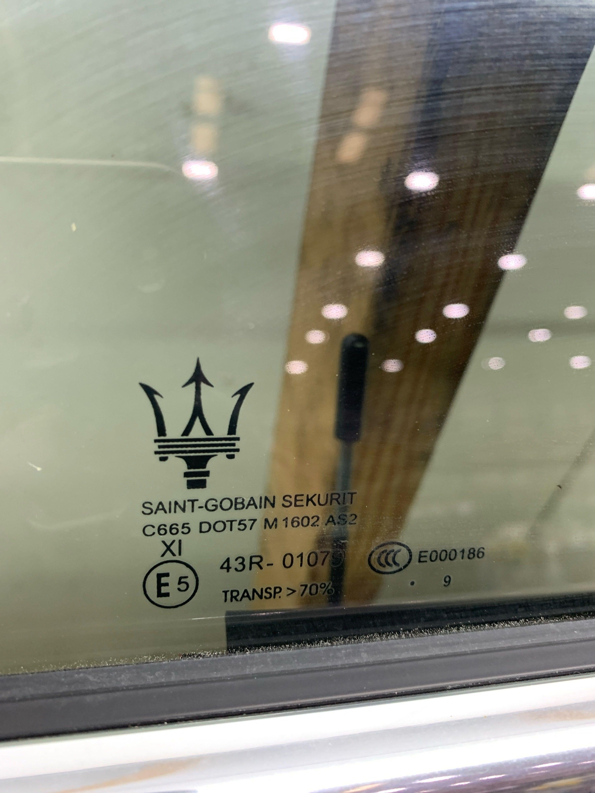 2017-2020 MASERATI LEVANTE M161 RIGHT FRONT DOOR W/ ACOUSTIC GLASS | GRIGIO 571