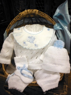 NWT Will'beth White Blue Knit Welcome 4pc Set Newborn Baby Boys Pom Hat Booties
