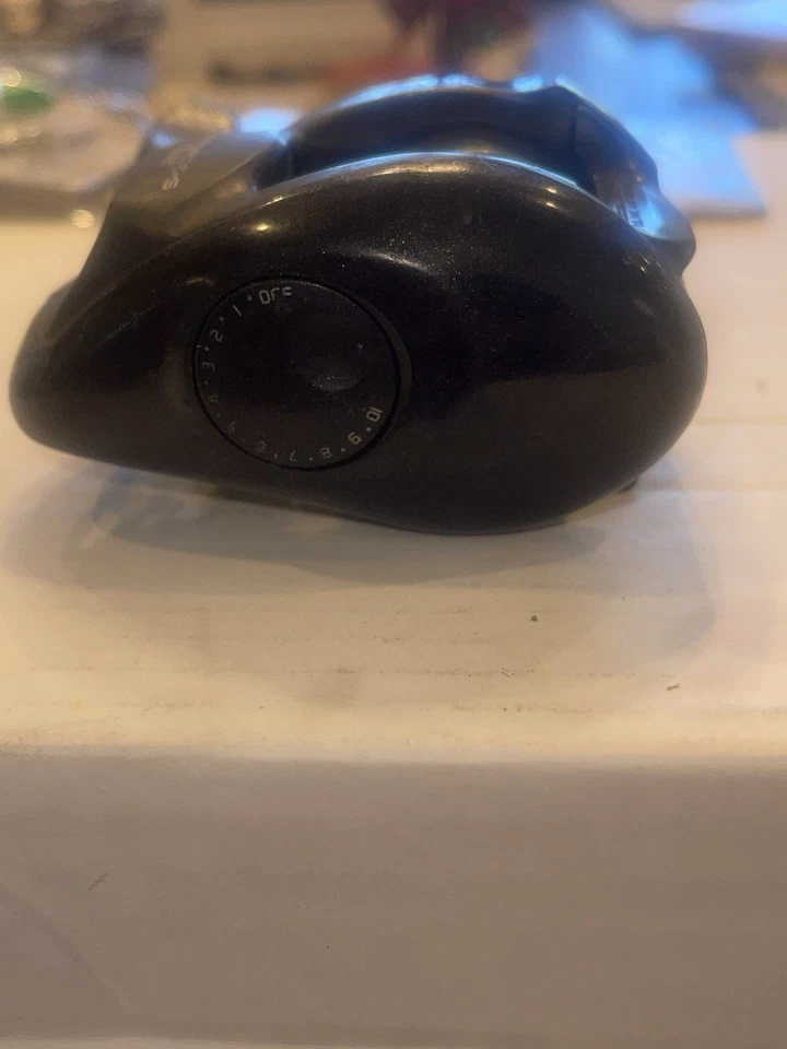 Carrete de pesca fundido de cebo de bajo perfil Diawa Triforce-S 150 B Foto 4 de 4