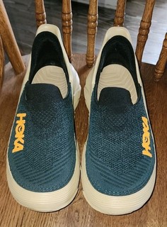 Scarpe da recupero slip on Hoka Restore TC verdi con scarpe arancioni taglia US 8 WM