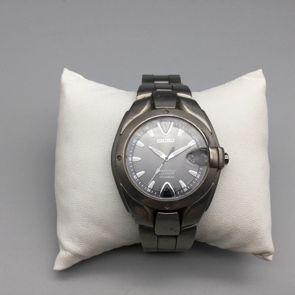 Reloj Seiko Calendario Perpetuo Titanio Hombre 39mm Tono Plata Batería Nueva 8.5" Foto 2 de 4