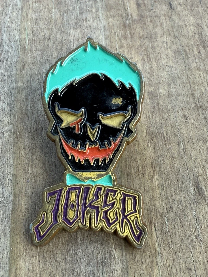 QMx Escuadrón Suicida - Prendedor Solapa Joker DC Comics Exclusivo Comic-Con San Diego 2016 Foto 2 de 4
